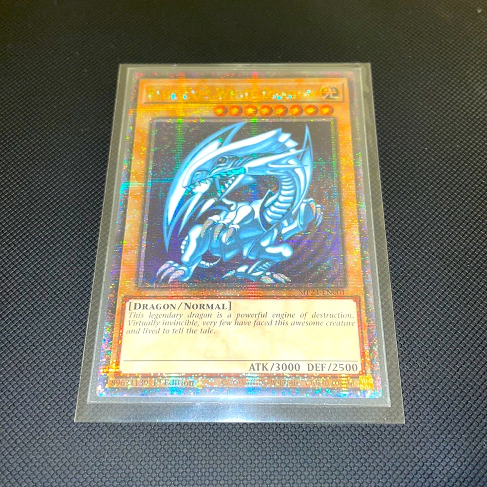 Blue-Eyes White Dragon. Quarter Century Secret Rare (Yu-Gi-Oh)